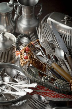 Eski bir arkaplanda gümüş eşyalar.