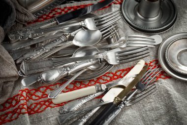 Eski bir arkaplanda gümüş eşyalar.