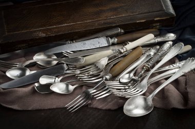 Eski bir arkaplanda gümüş eşyalar.