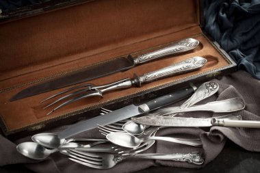 Eski bir arkaplanda gümüş eşyalar.