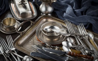 Eski bir arkaplanda gümüş eşyalar.