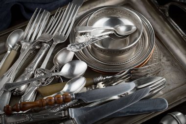 Eski bir arkaplanda gümüş eşyalar.