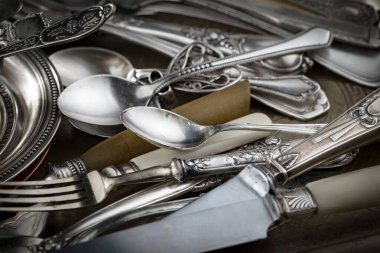 Eski bir arkaplanda gümüş eşyalar.