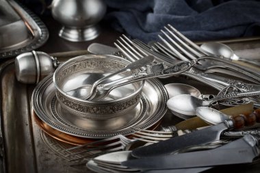 Eski bir arkaplanda gümüş eşyalar.