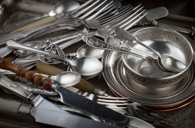 Eski bir arkaplanda gümüş eşyalar.