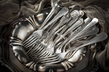 Eski bir arkaplanda gümüş eşyalar.