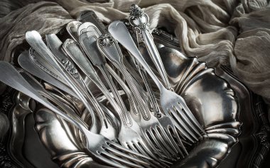 Eski bir arkaplanda gümüş eşyalar.