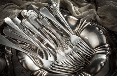 Eski bir arkaplanda gümüş eşyalar.