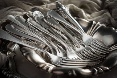 Eski bir arkaplanda gümüş eşyalar.