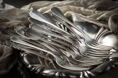 Eski arkaplanda gümüş tabaklar