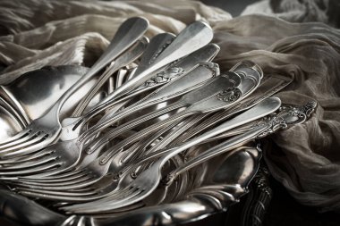 Eski arkaplanda gümüş tabaklar