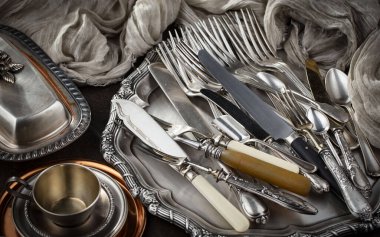 Eski arkaplanda gümüş tabaklar