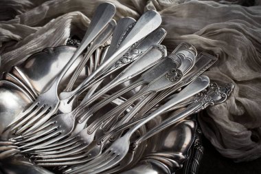 Eski arkaplanda gümüş tabaklar