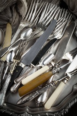 Eski arkaplanda gümüş tabaklar