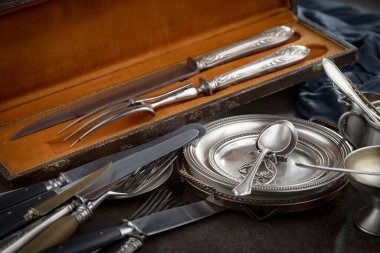 Eski arkaplanda gümüş tabaklar