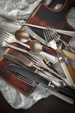 Eski arkaplanda gümüş tabaklar