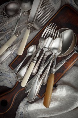 Eski arkaplanda gümüş tabaklar