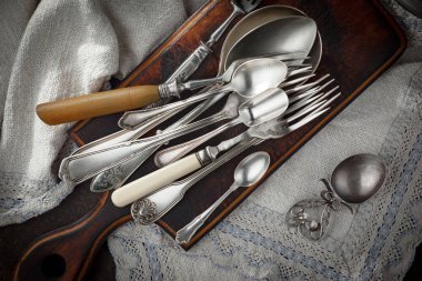 Eski arkaplanda gümüş tabaklar