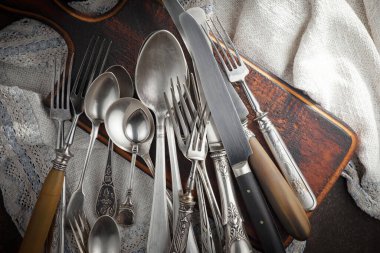 Eski arkaplanda gümüş tabaklar