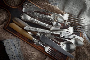 Eski arkaplanda gümüş tabaklar