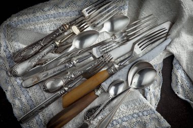 Eski arkaplanda gümüş tabaklar