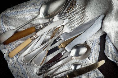 Eski arkaplanda gümüş tabaklar