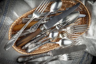 Eski arkaplanda gümüş tabaklar