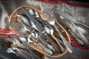 Eski arkaplanda gümüş tabaklar