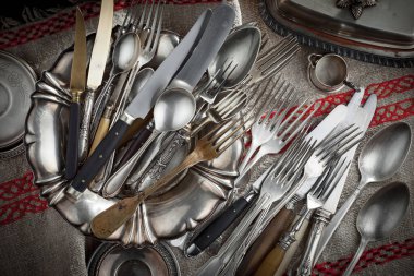 Eski arkaplanda gümüş tabaklar