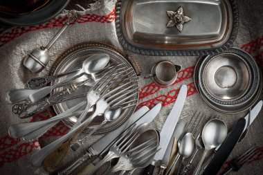 Eski arkaplanda gümüş tabaklar