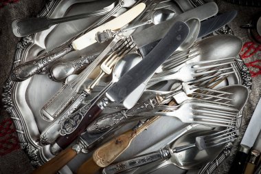 Eski arkaplanda gümüş tabaklar