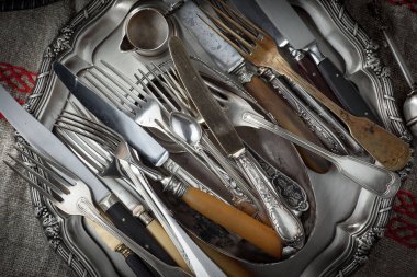 Eski arkaplanda gümüş tabaklar