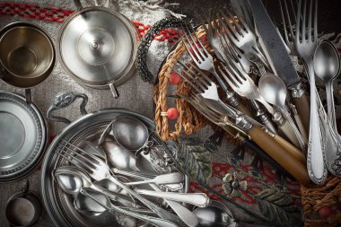 Eski arkaplanda gümüş tabaklar