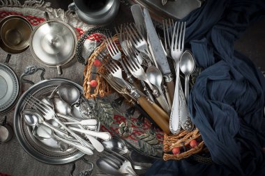 Eski arkaplanda gümüş tabaklar