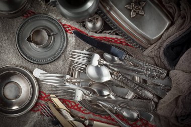 Eski arkaplanda gümüş tabaklar