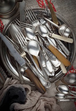 Eski arkaplanda gümüş tabaklar