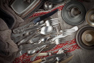 Eski arkaplanda gümüş tabaklar