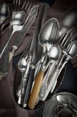 Eski arkaplanda gümüş tabaklar