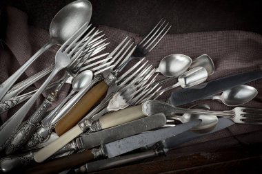 Eski arkaplanda gümüş tabaklar