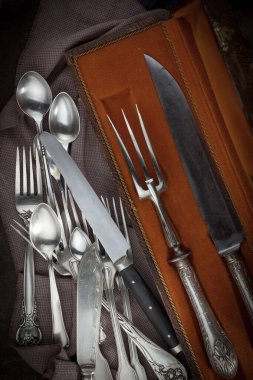 Eski arkaplanda gümüş tabaklar