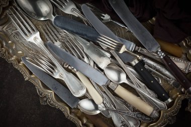 Eski arkaplanda gümüş tabaklar