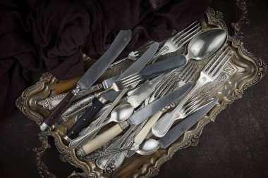 Eski arkaplanda gümüş tabaklar