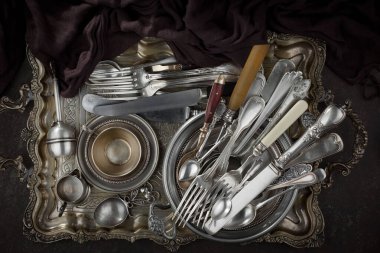 Eski arkaplanda gümüş tabaklar