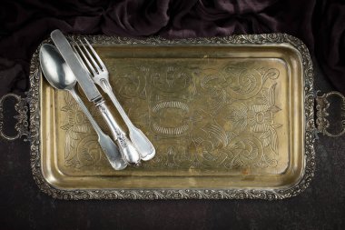 Eski arkaplanda gümüş tabaklar