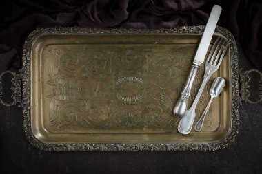 Eski arkaplanda gümüş tabaklar