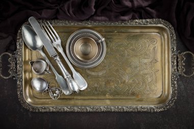 Eski arkaplanda gümüş tabaklar