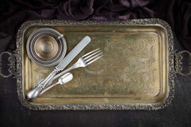 Eski arkaplanda gümüş tabaklar