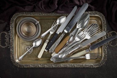 Eski arkaplanda gümüş tabaklar