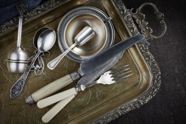 Eski arkaplanda gümüş tabaklar