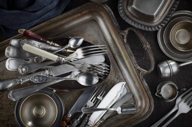 Eski arkaplanda gümüş tabaklar